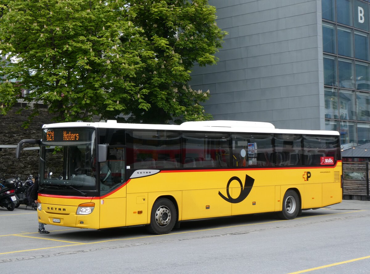 (261'818) - PostAuto Wallis - VS 403'662/PID 5622 - Setra am 29. April 2024 beim Bahnhof Brig