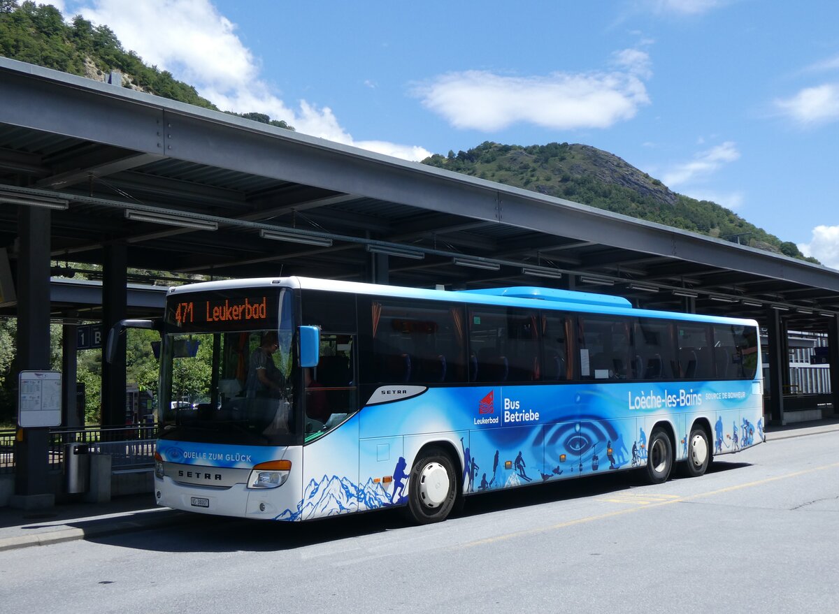 (263'989) - LBB Susten - Nr. 7/VS 38'007 - Setra am 24. Juni 2024 beim Bahnhof Leuk