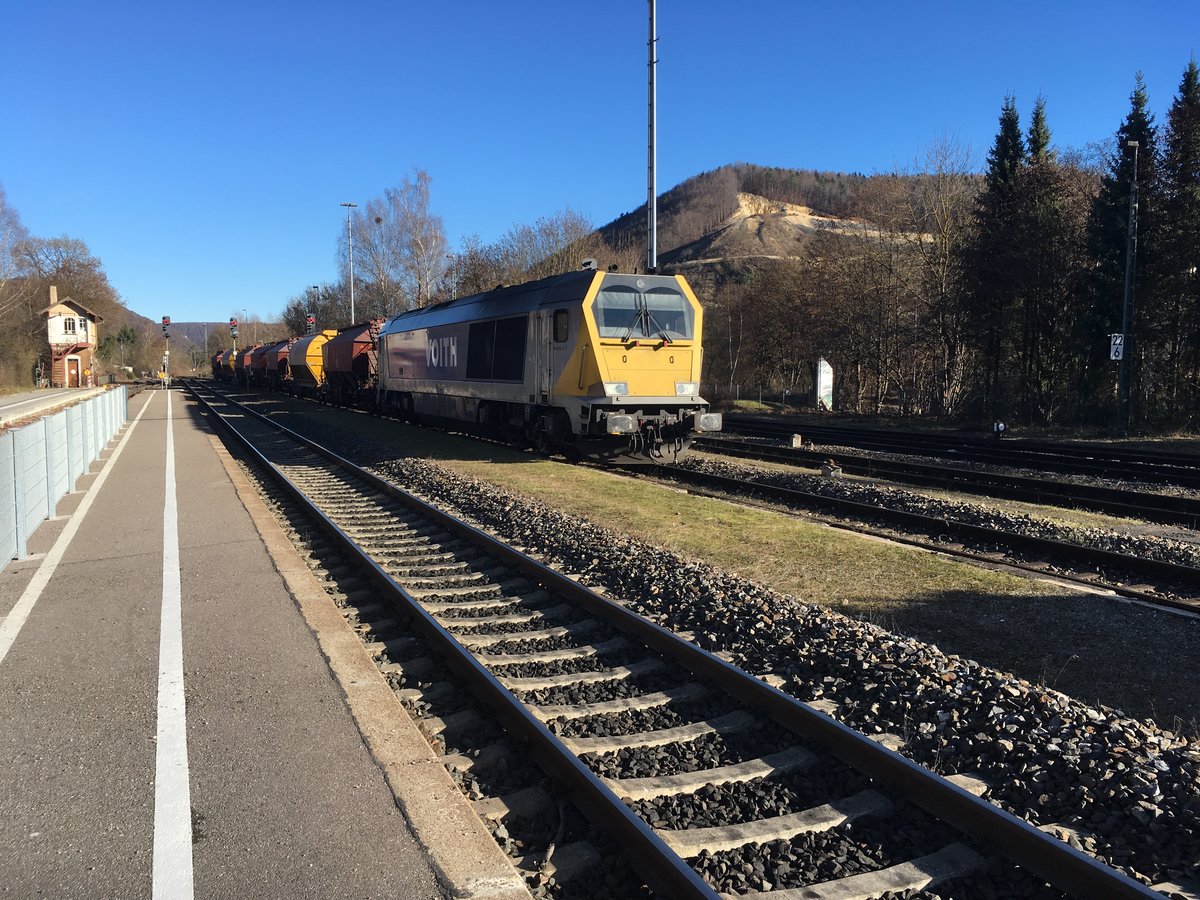 264 003 mit einem Güterzug am 03.12.16 in Schelklingen