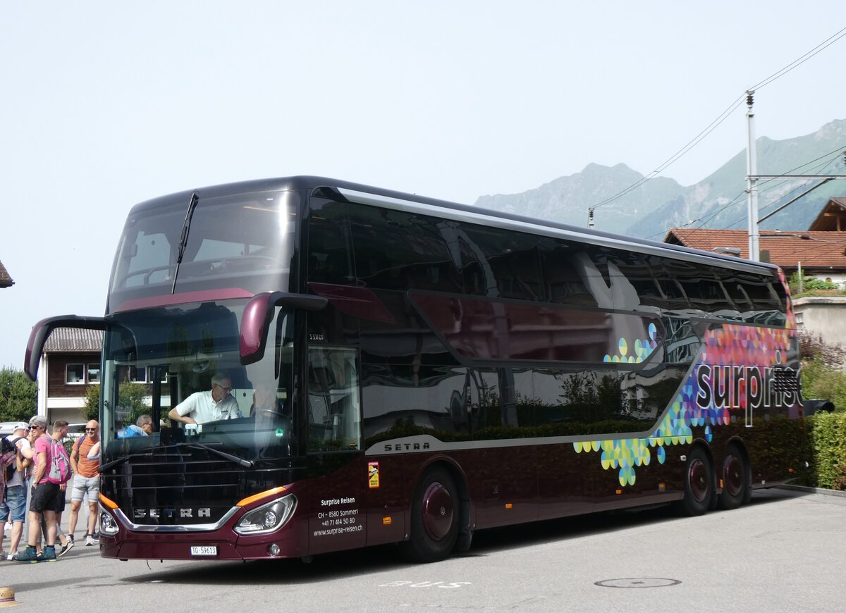 (264'093) - Surprise, Sommeri - TG 59'613 - Setra am 29. Juni 2024 beim Bahnhof Brienz