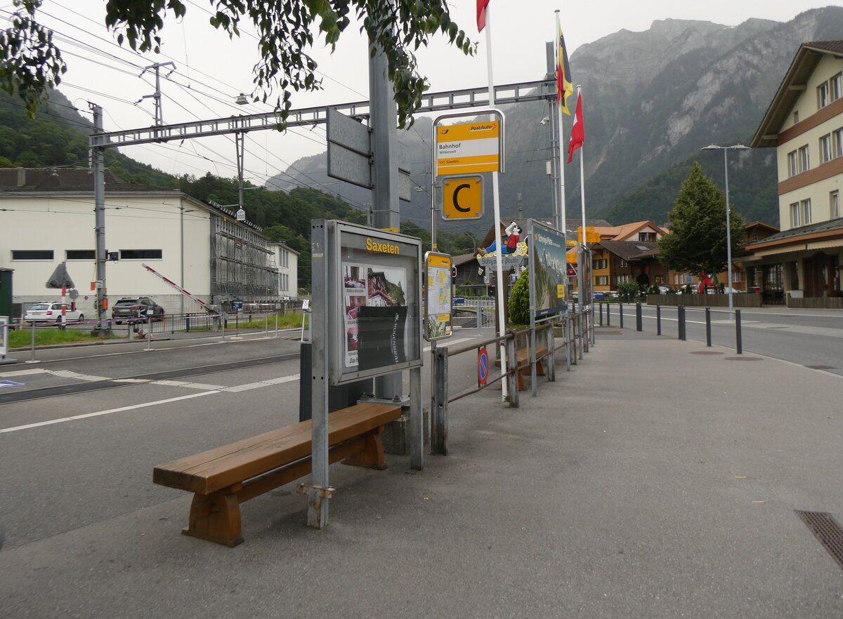 (264'204) - PostAuto-Haltestelle am 29. Juni 2024 beim Bahnhof Wilderswil