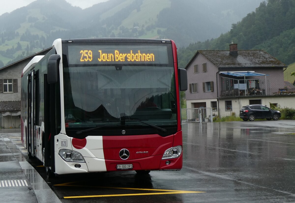 (264'365) - TPF Fribourg - Nr. 1064/FR 300'202 - Mercedes am 6. Juli 2024 beim Bahnhof Boltigen