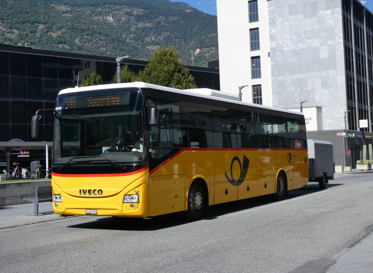 (265'215) - PostAuto Wallis - VS 445'905/PID 10'520 - Iveco am 28. Juli 2024 beim Bahnhof Visp