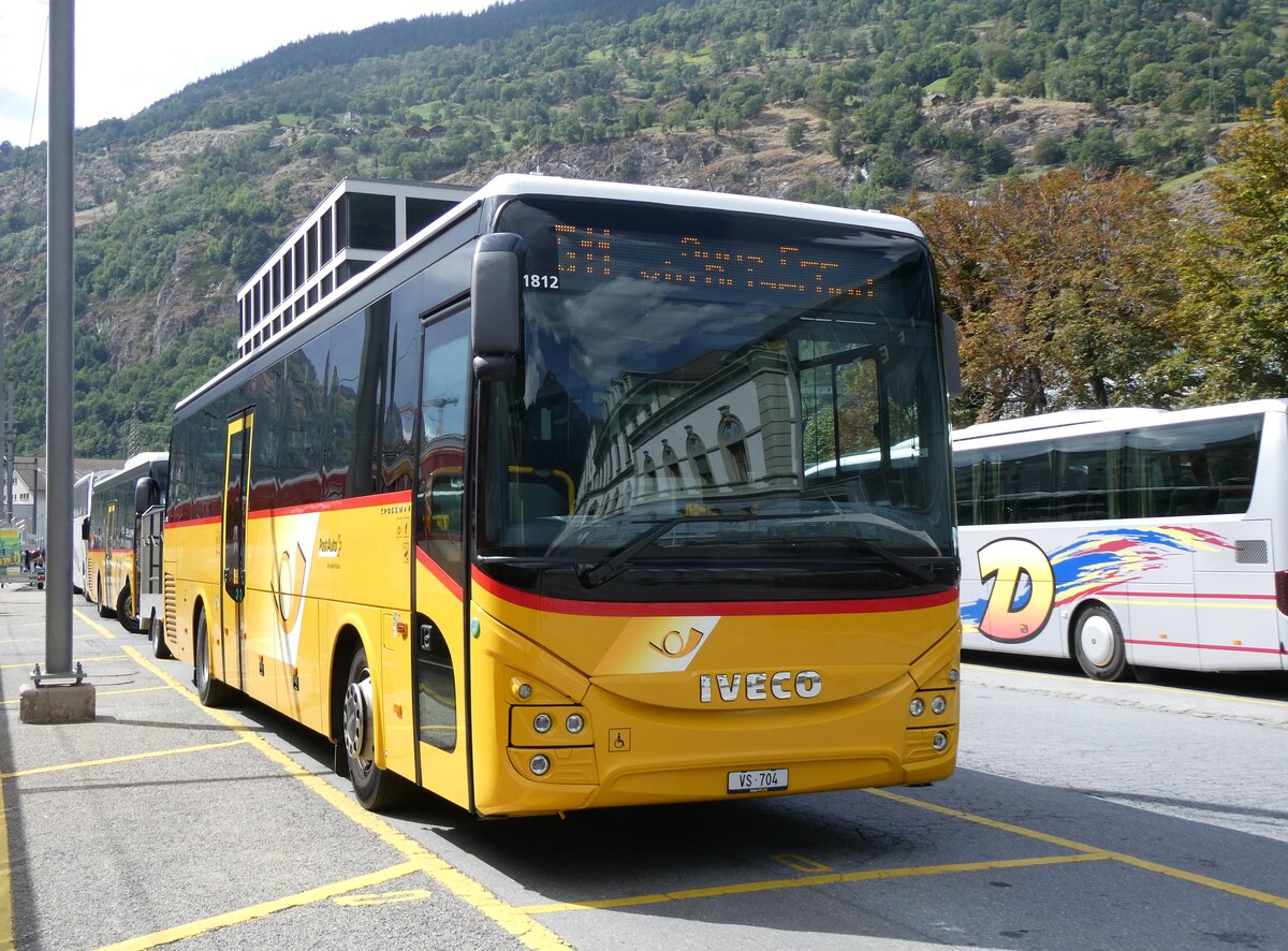 (265'741) - PostAuto Wallis - VS 704/PID 11'812 - Iveco am 16. August 2024 beim Bahnhof Brig