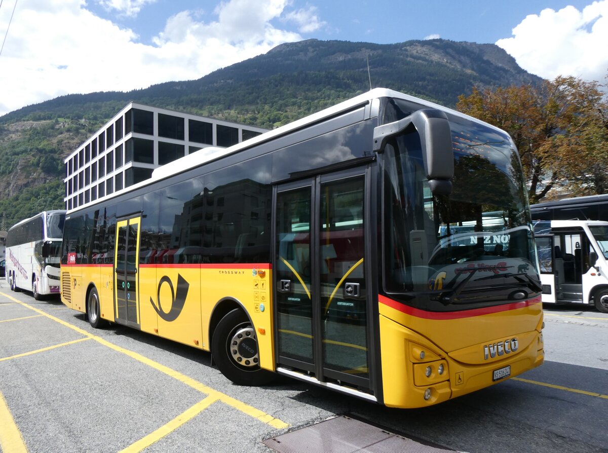 (265'747) - PostAuto Wallis - VS 516'247/PID 11'446 - Iveco am 16. August 2024 beim Bahnhof Brig