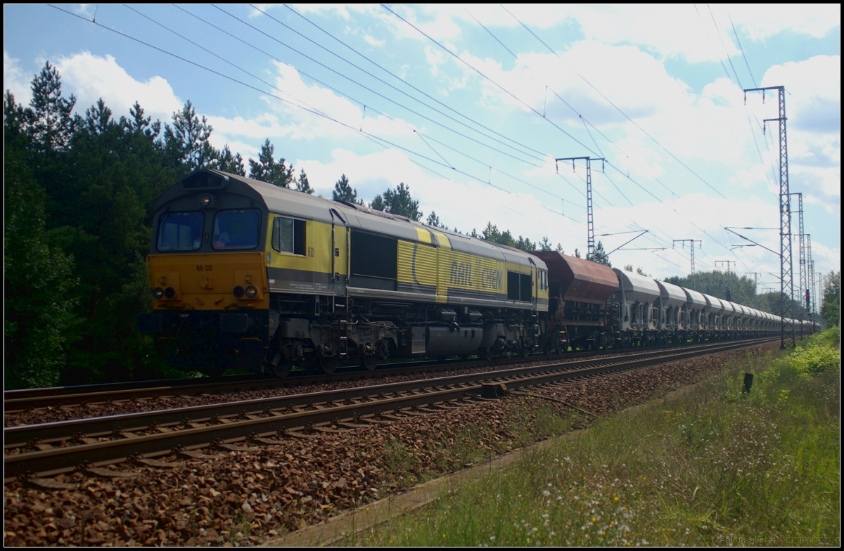 266 030-6 / 6602 ist bei Captrain Deutschland im Einsatz und kam leider im Gegenlicht mit Kies am 09.08.2017 durch die Berliner Wuhlheide