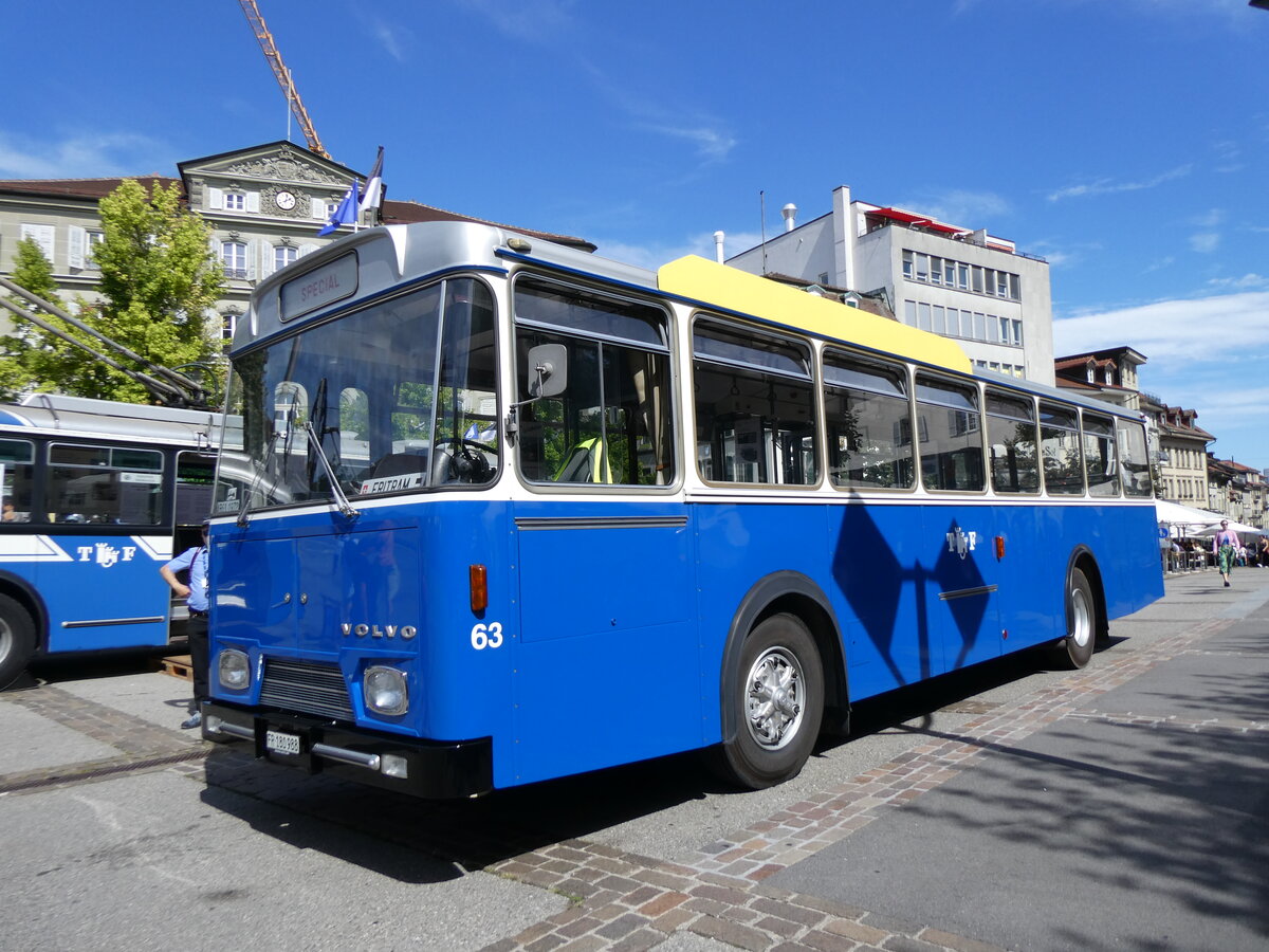 (266'807) - TF Fribourg (CTF) - Nr. 63/FR 180'988 - Volvo/Hess (ex TPF Fribourg Nr. 63; ex TF Fribourg Nr. 63) am 7. September 2024 in Fribourg, Place Georges Python