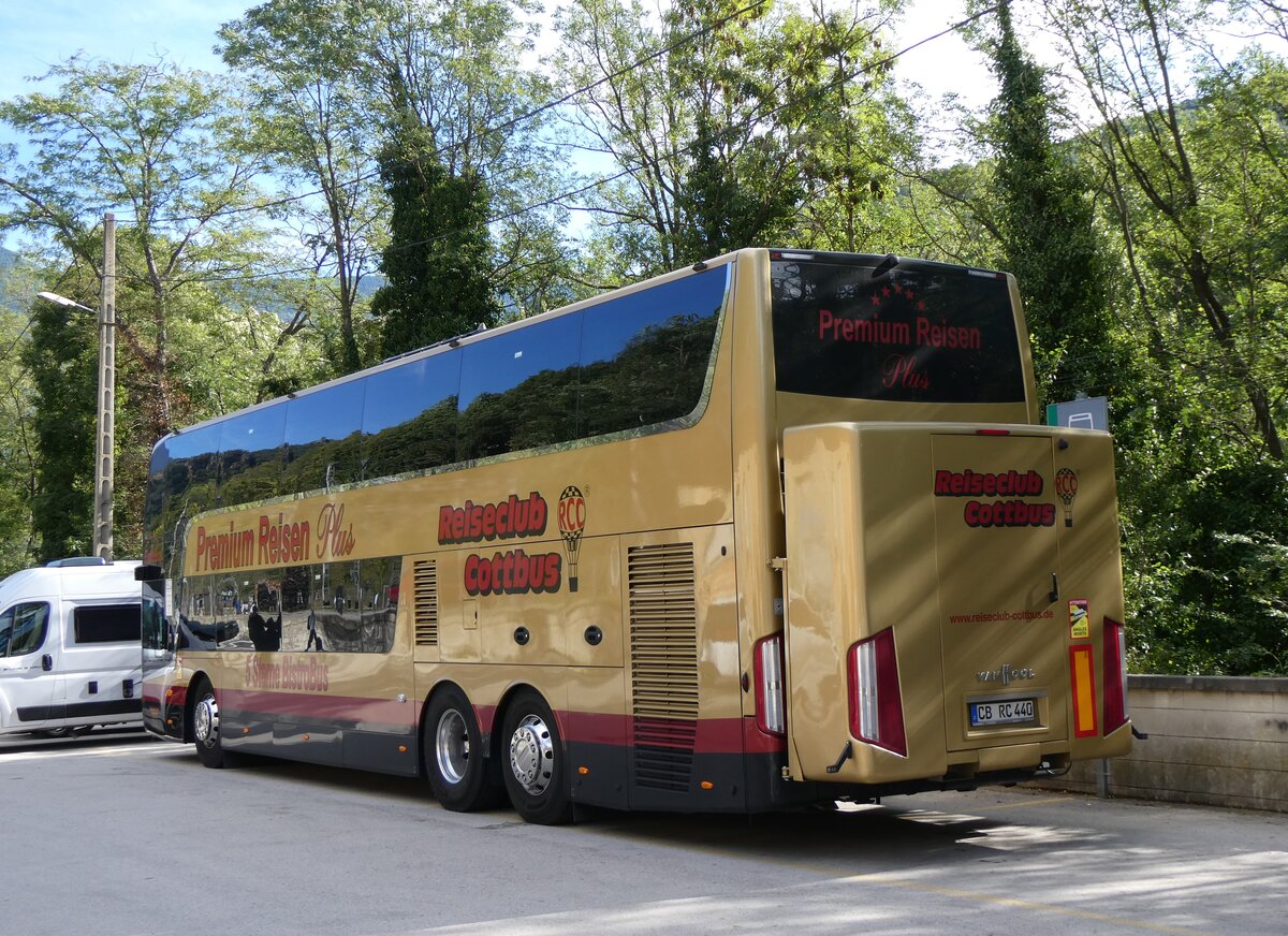 (267'062) - Aus Deutschland: Reiseclub, Cottbus - CB-RC 440 - Van Hool beim Bahnhof Ribes de Freser