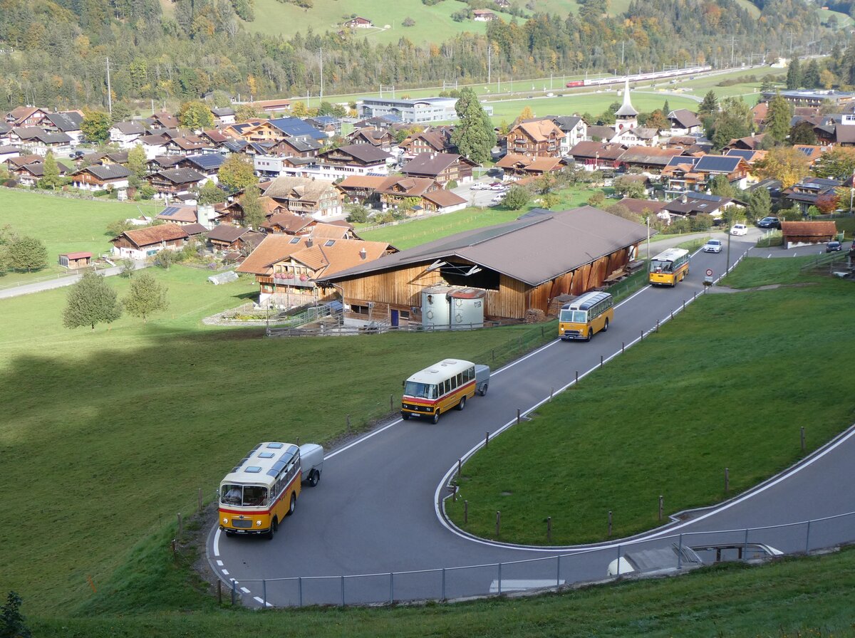 (268'015) - Schmid, Thrishaus - Nr. 9/BE 26'105 - Saurer/R&J (ex Geiger, Adelboden Nr. 9) + aus Deutschland: Hahn, Mnchen - Nr. 6/M-MB 309H - Mercedes (ex Mller, CH-Ennetmoos Nr. 6; ex Portenier, CH-Adelboden Nr. 6/PID 492; ex Geiger, CH-Adelboden Nr. 6) + Gast, Reutigen - Nr. 1/BE 24'079 - FBW/FHS (ex Lambach, Gommiswald; ex Hotz, Rickenbach bei Wil/TG; ex P 24'079; ex P 21'579) + Schmid, Thrishaus - BE 26'206 - Saurer/Tscher (ex P 24'244) am 12. Oktober 2024 in Reichenbach, Kientalstrasse
