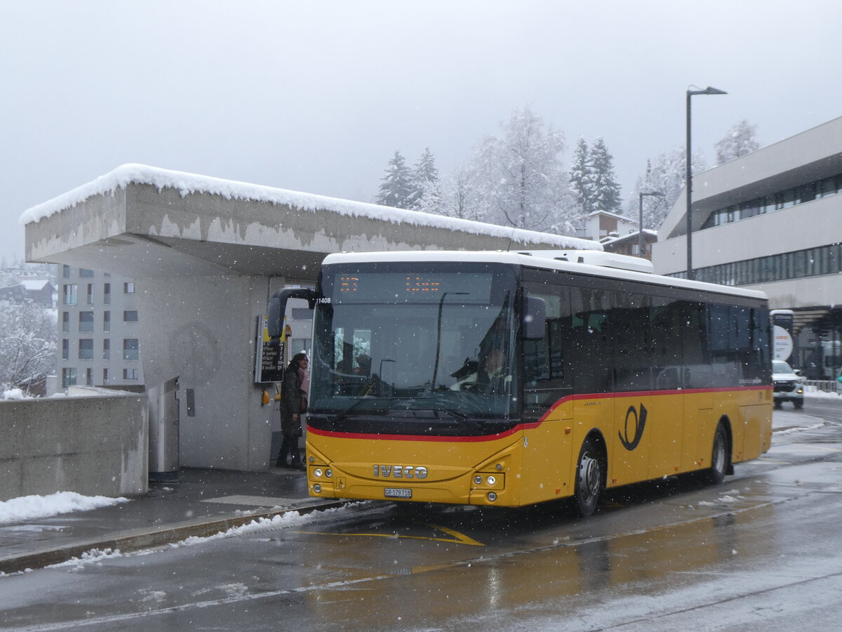 (272'895) - PostAuto Graubnden - GR 179'718/PID 11'408 - Iveco am 14. Mrz 2025 in Flims, Bergbahnen