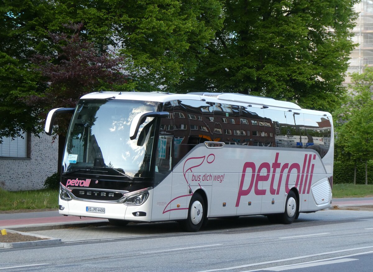 (275'243) - Petrolli, Niedereschach - VS-PR 4400 - Setra am 8. Mai 2025 in Hamburg, Eiffestrasse