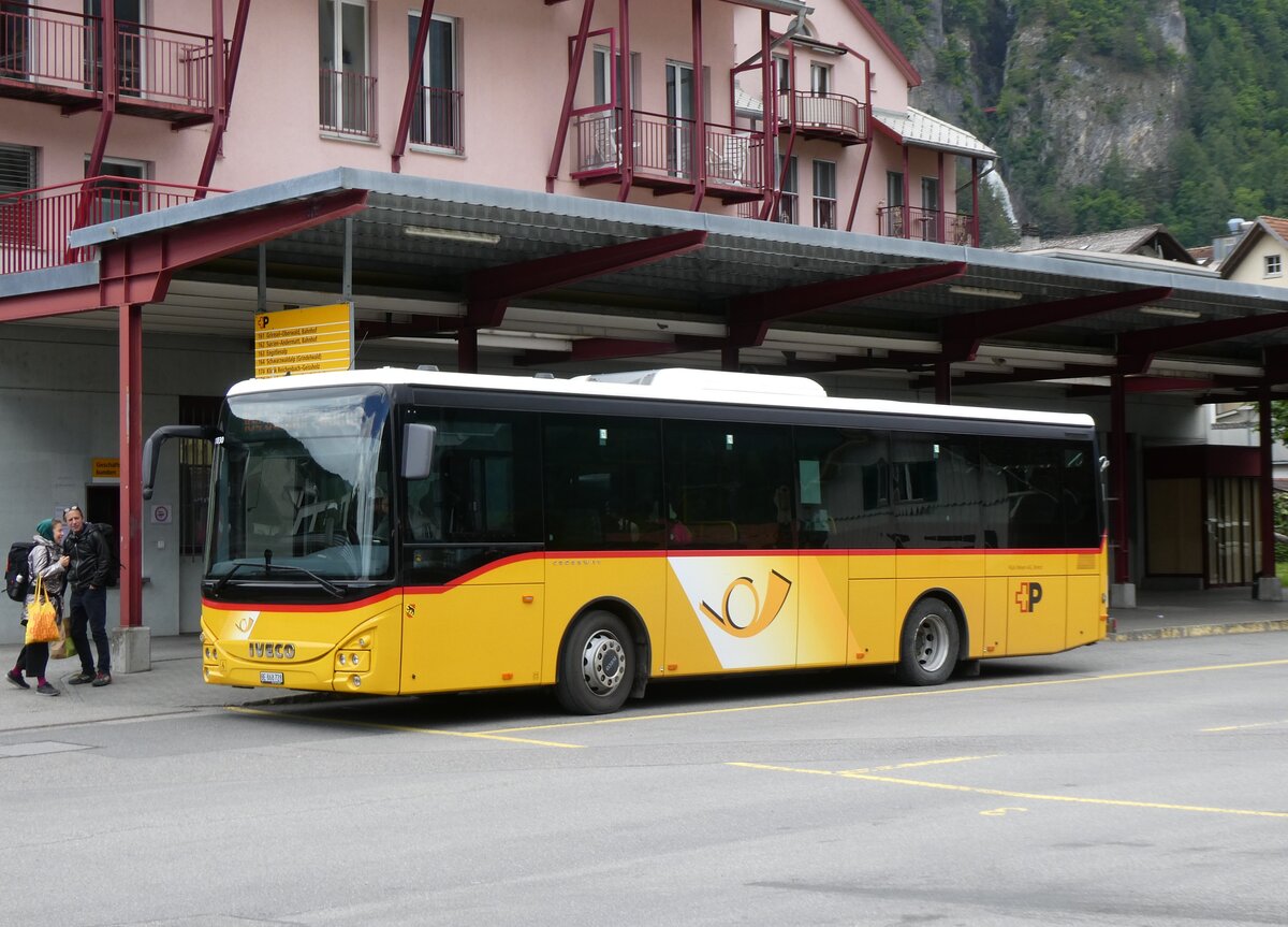 (275'766) - Flck, Brienz - Nr. 28/BE 868'728/PID 11'830 - Iveco am 23. Mai 2025 in Meiringen, Postautostation