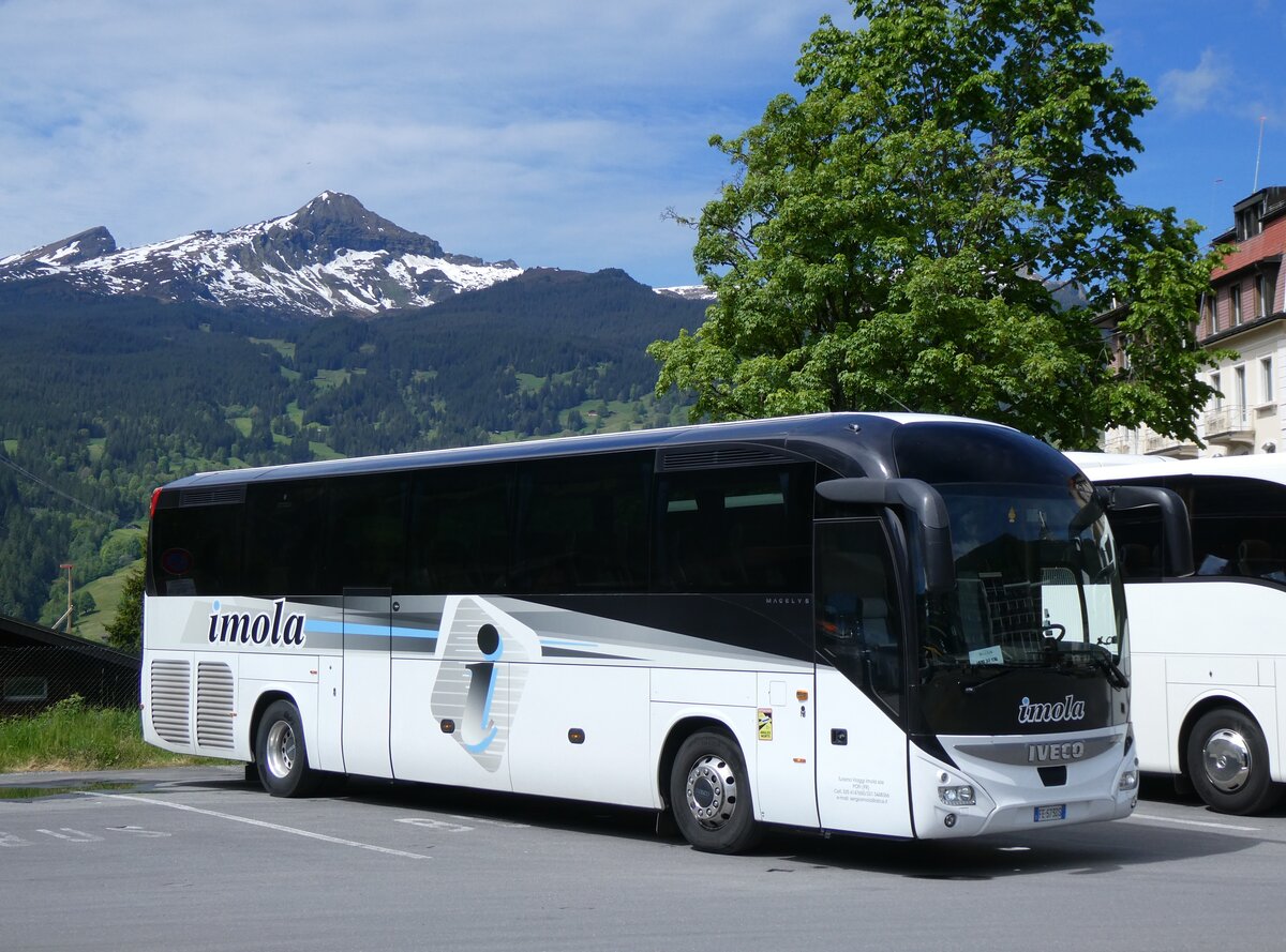 (275'936) - Aus Italien: Imola, Pofi - FE-573 DS - Iveco am 29. Mai 2025 beim Bahnhof Grindelwald