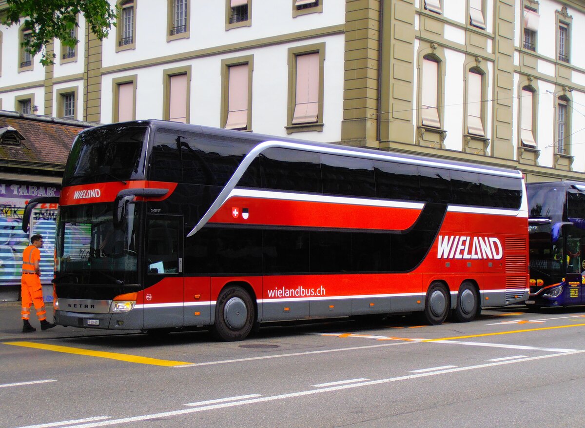 (277'530) - Wieland, Murten  Nr. 113/FR 300'601 - Setra am 4. Juli 2025 beim Bahnhof Bern