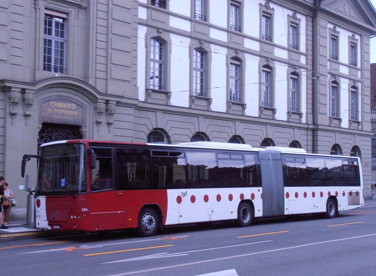 (277'654) - TPF Fribourg - Nr. 104/FR 300'210 - Volvo am 6. Juli 2025 beim Bahnhof Bern