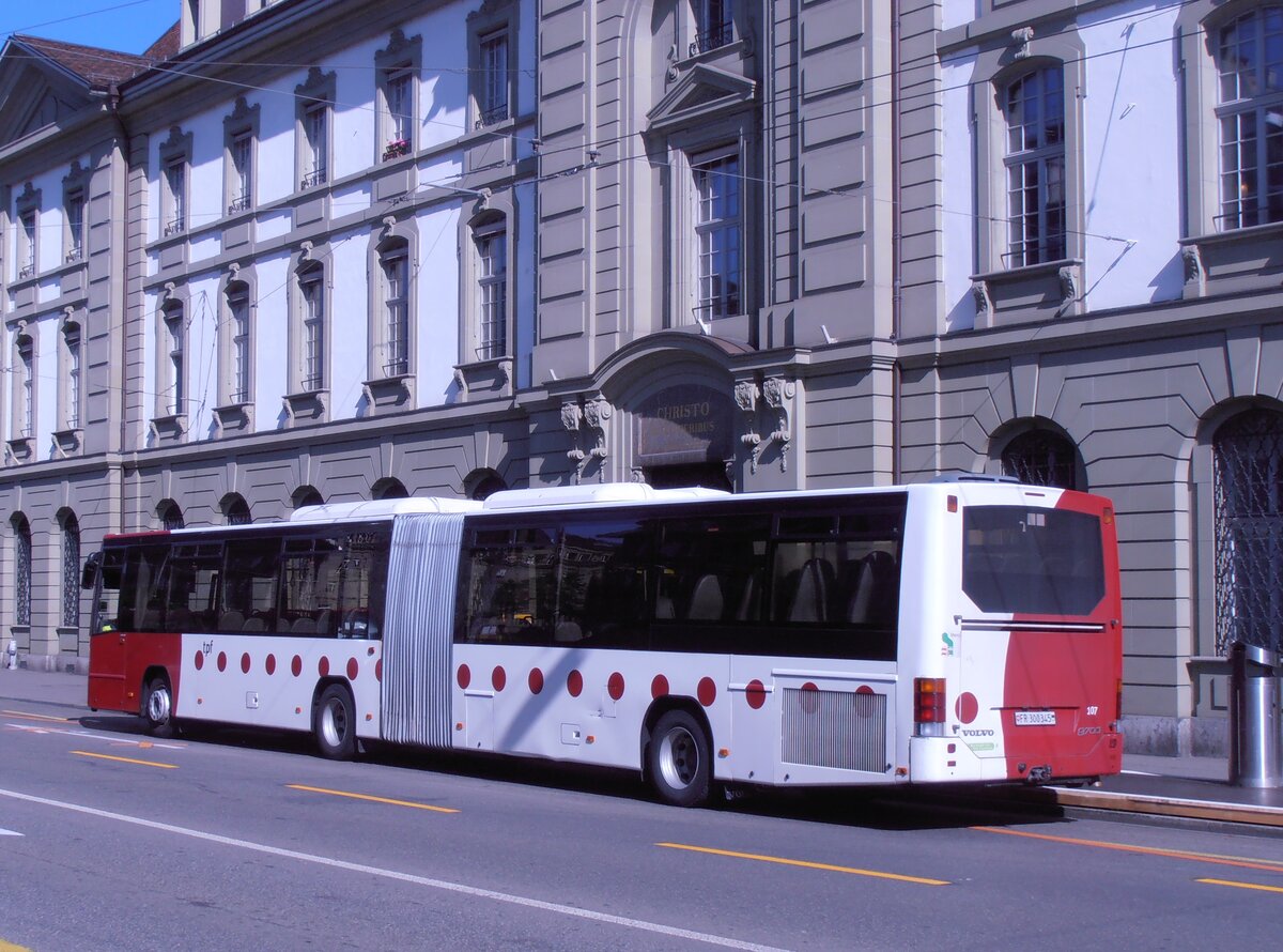(277'693) - TPF Fribourg - Nr. 107/FR 300'345 - Volvo am 9- Juli 2025 beim Bahnhof Bern