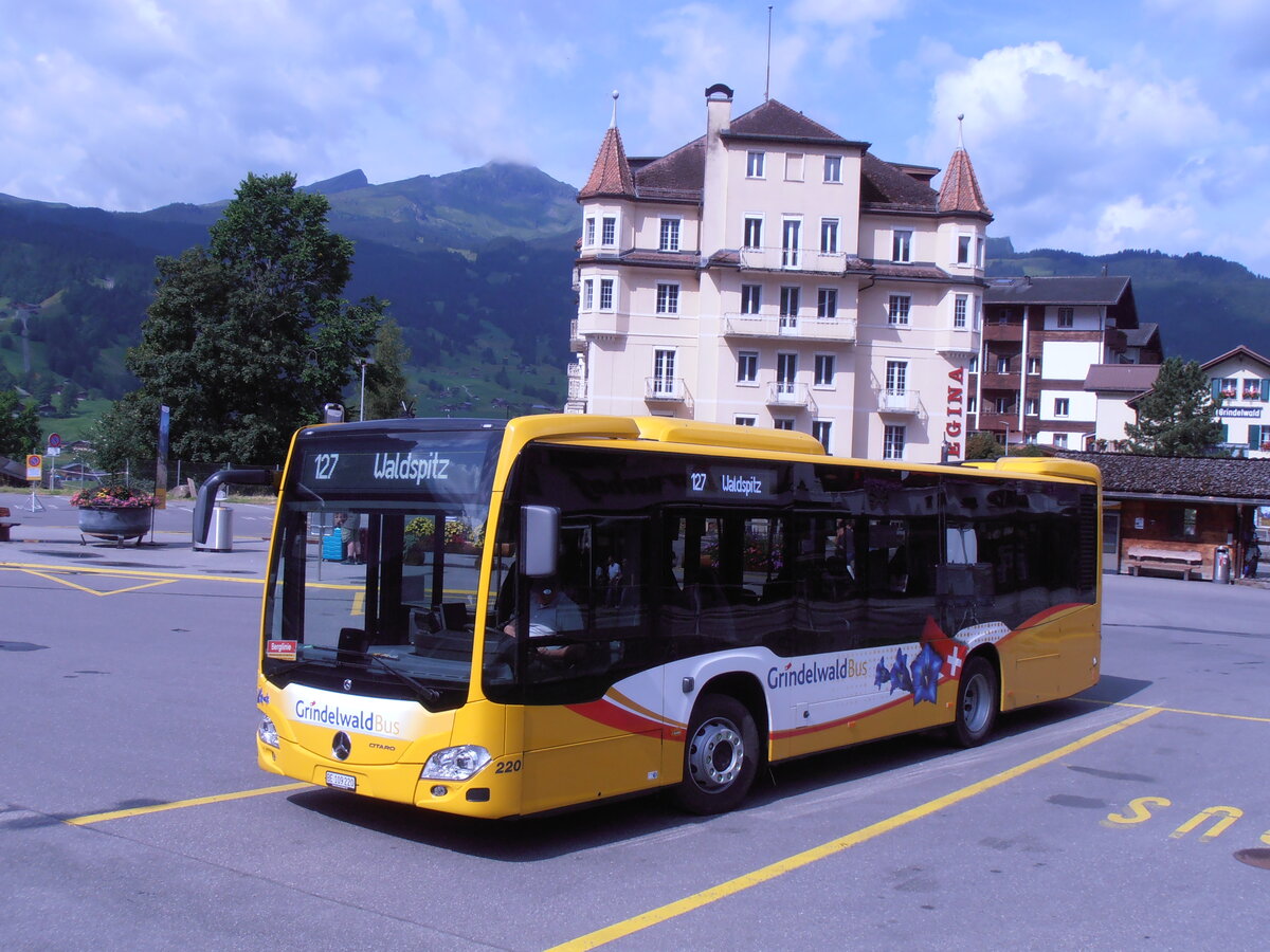 (277'846) - GrindelwaldBus, Grindelwald - Nr. 220/BE 109'220 - Mercedes am 15. Juli 2025 beim Bahnhof Grindelwald