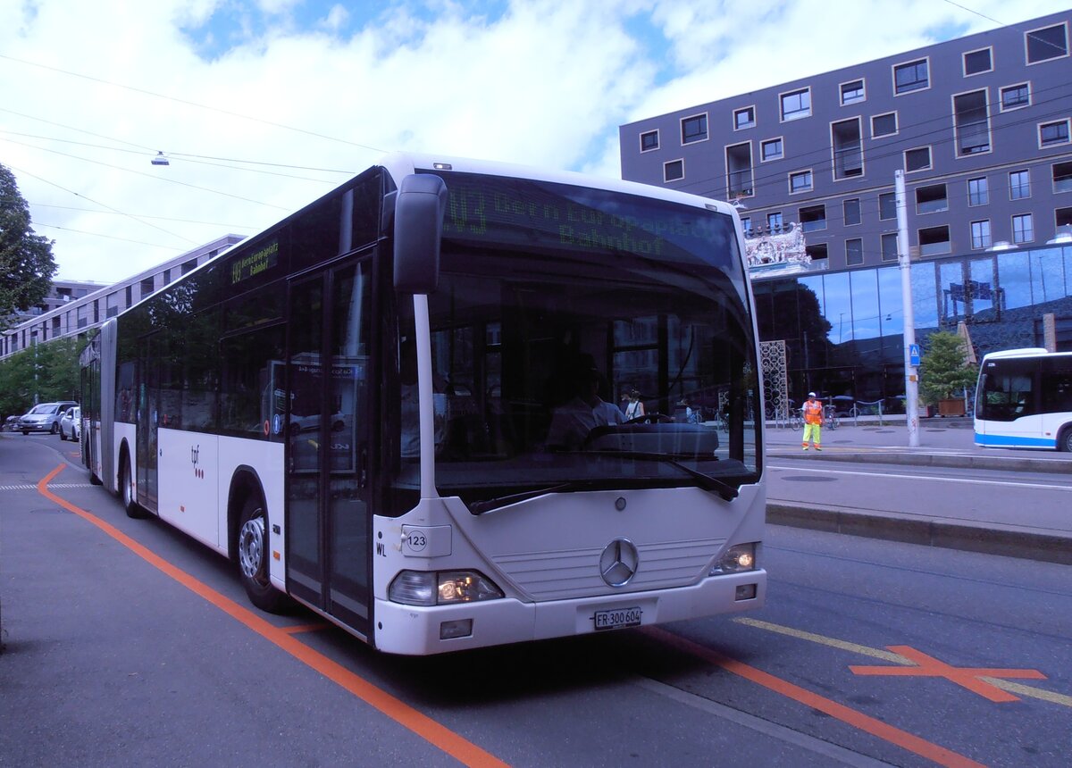 (277'905) - Wieland, Murten - Nr. 123/FR 300'604 - Mercedes (ex Knecht, Windisch Nr. 215; ex Interbus, Yverdon Nr. 215; ex BVB Basel Nr. 794; ex ASN Stadel Nr. 199/PID 4125) am 17. Juli 2025 beim Bahnhof Bern Europaplatz