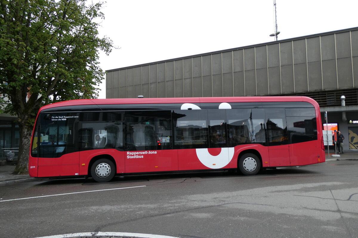 (277'999) - VZO Grningen - Nr. 2211/ZH 892'211 - eMercedes am 25. Juli 2025 beim Bahnhof Rapperswil