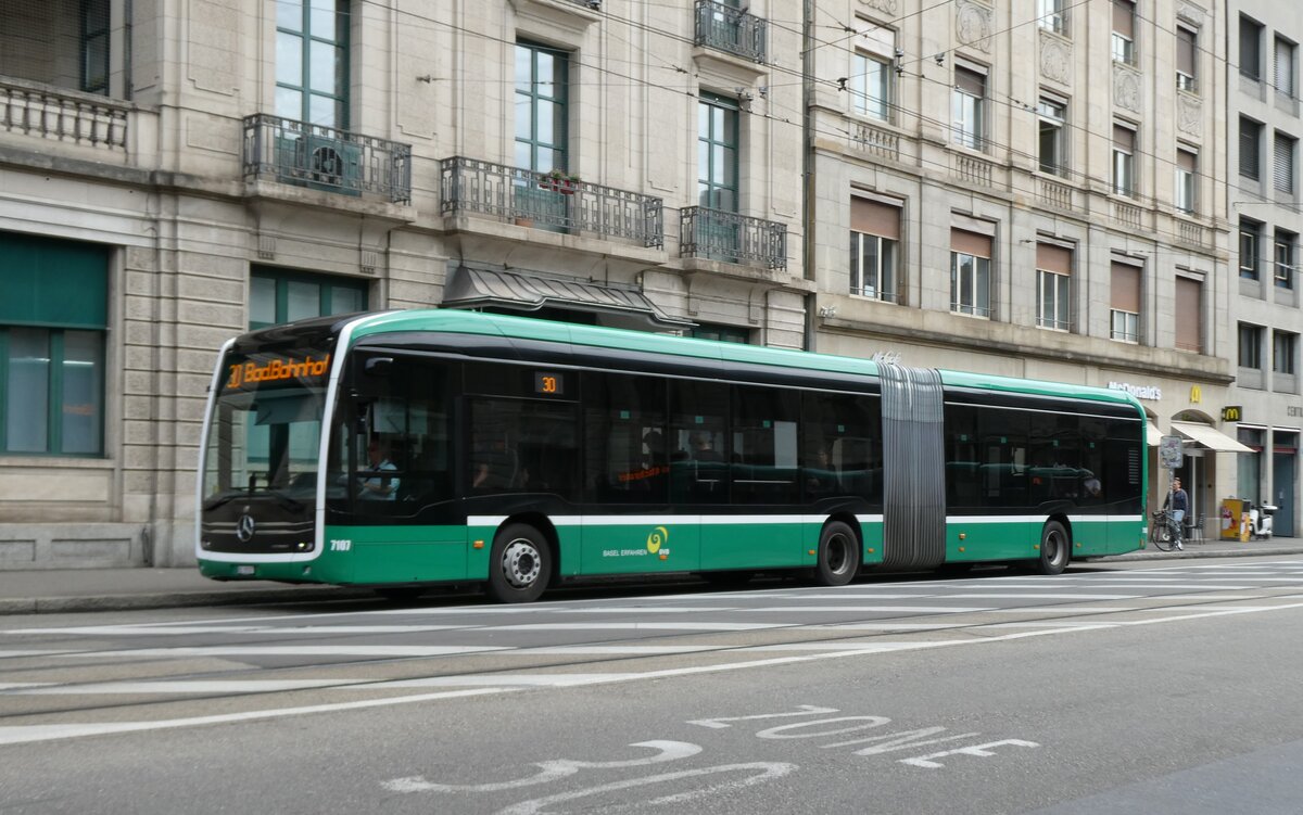 (278'458) - BVB Basel - Nr. 7107/BS 99'107 - eMercedes am 4. August 2025 beim Bahnhof Basel