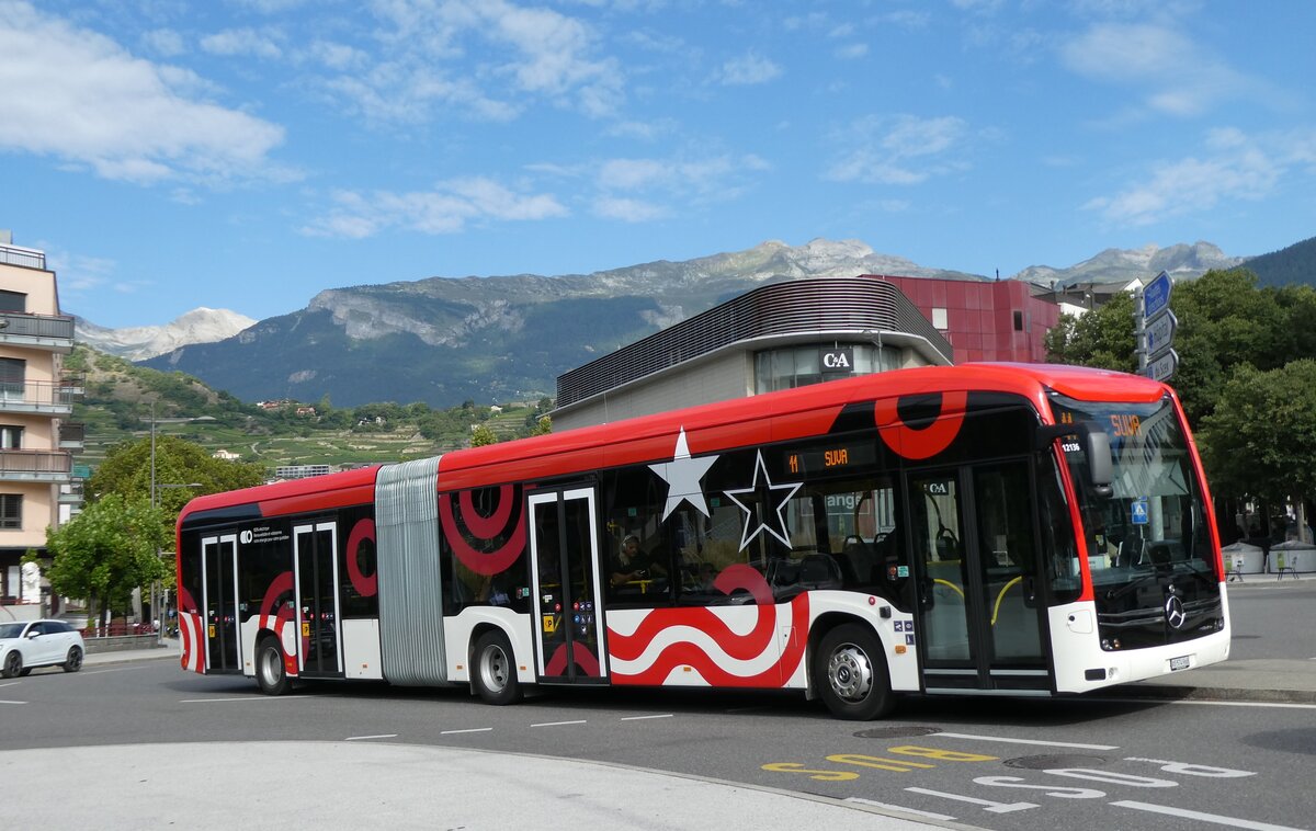 (278'514) - PostAuto Wallis - Nr. 136/VS 574'968/PID 12'136 - eMercedes am 5. August 2025 beim Bahnhof Sion