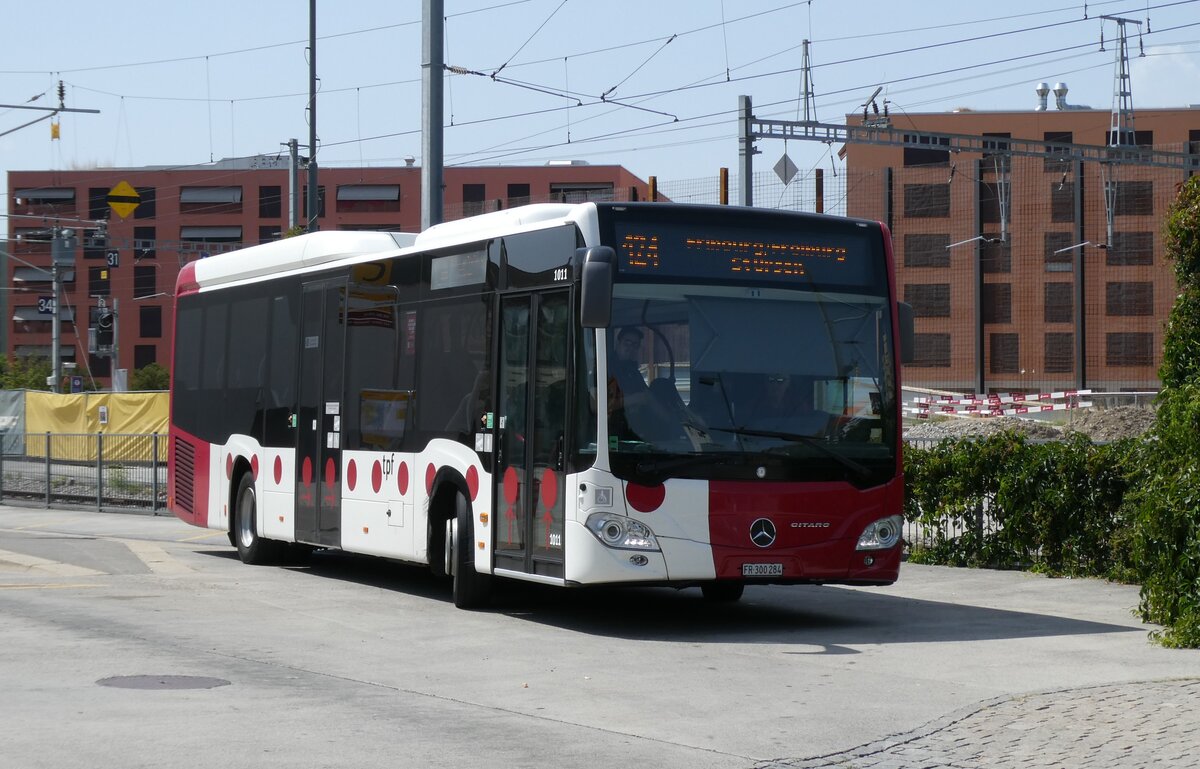 (278'902) - TPF Fribourg - Nr. 1011/FR 300'284 - Mercedes am 15. August 2025 beim Bahnhof Ddingen