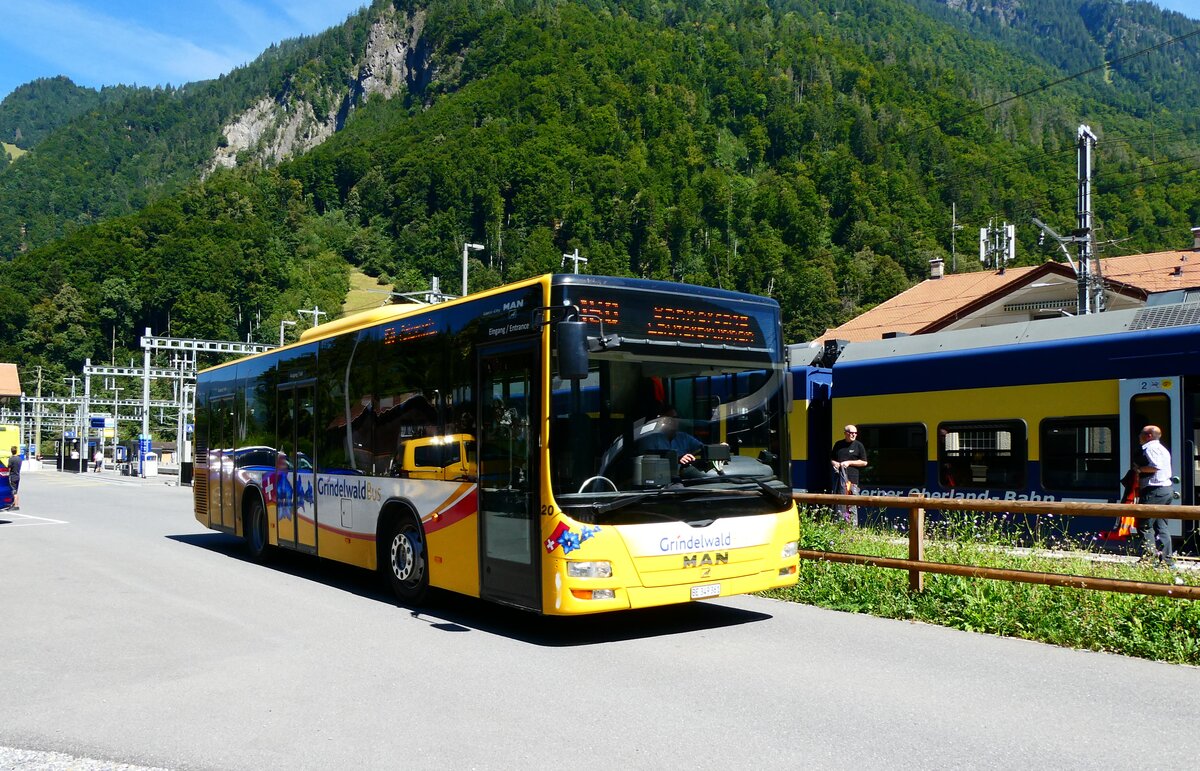 (279'348) - GrindelwaldBus, Grindelwald - Nr. 20/BE 349'361 - MAN/Gppel am 25. August 2025 beim Bahnhof Zweiltschinen