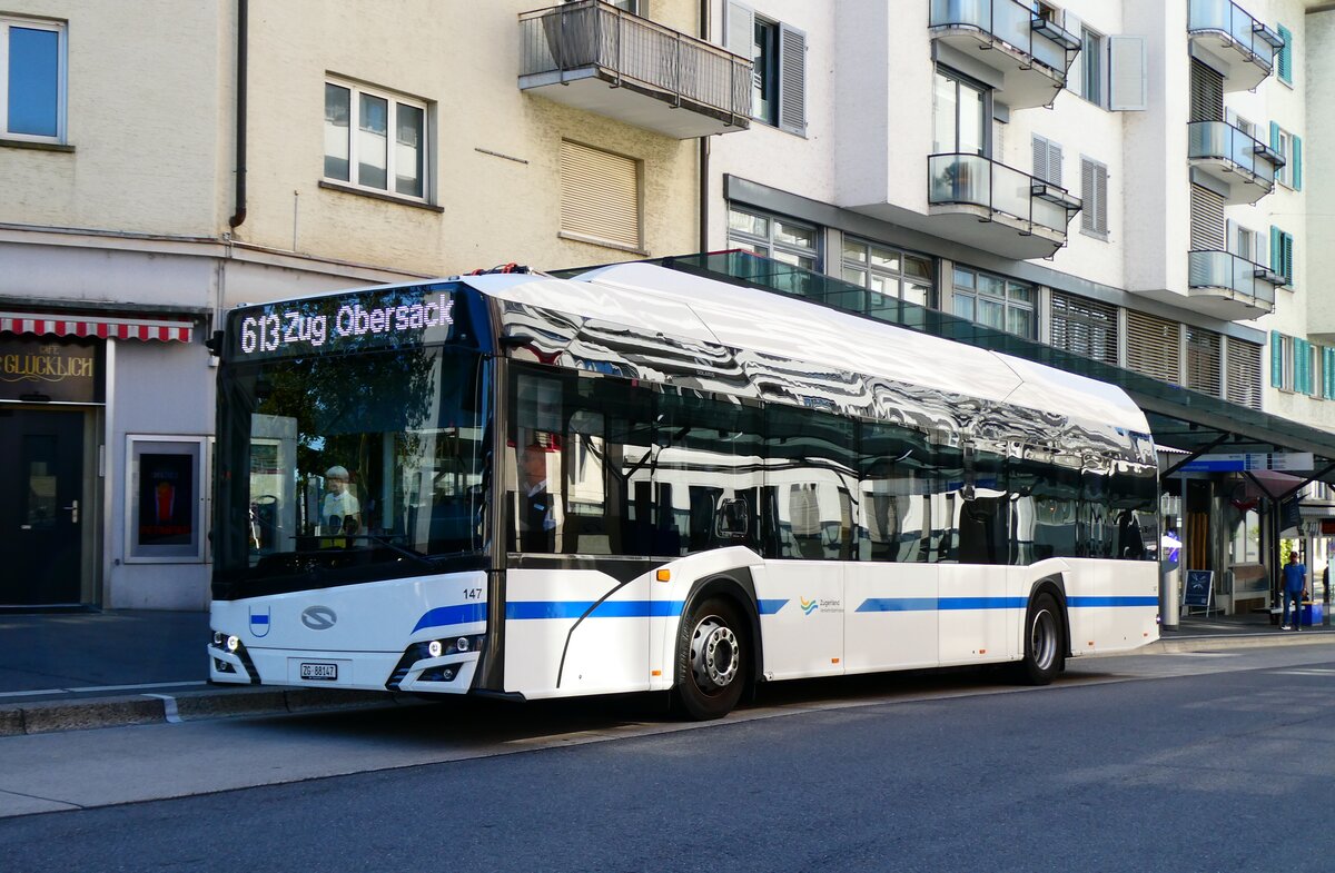 (279'404) - ZVB Zug - Nr. 147/ZG 88'147 - eSolaris am 26. August 2025 beim Bahnhof Zug