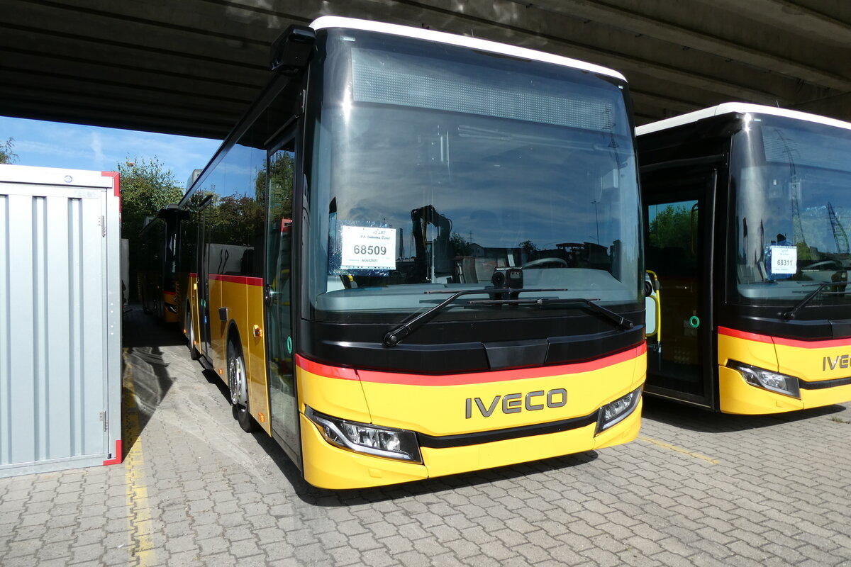 (280'000) - PostAuto Graubnden - PID 12'382 - Iveco am 6. September 2025 in Kerzers, Murtenstrasse