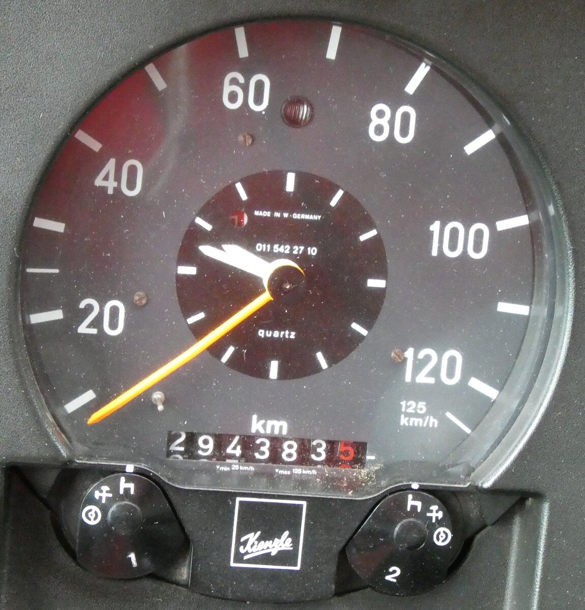 (280'044) - Buzzi, Bern - BE 910'789 - Mercedes (ex Mattli, Wassen/PID 2295) am 8. September 2025 in Murzelen, Garage (Detailaufnahme - 294'383,5 Kilometer)