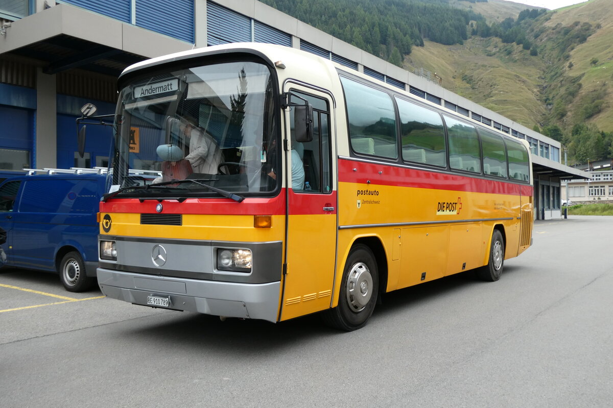 (280'055) - Buzzi, Bern - BE 910'789 - Mercedes (ex Mattli, Wassen/PID 1195) am 8. September 2025 in Andermatt, Bahnhofplatz