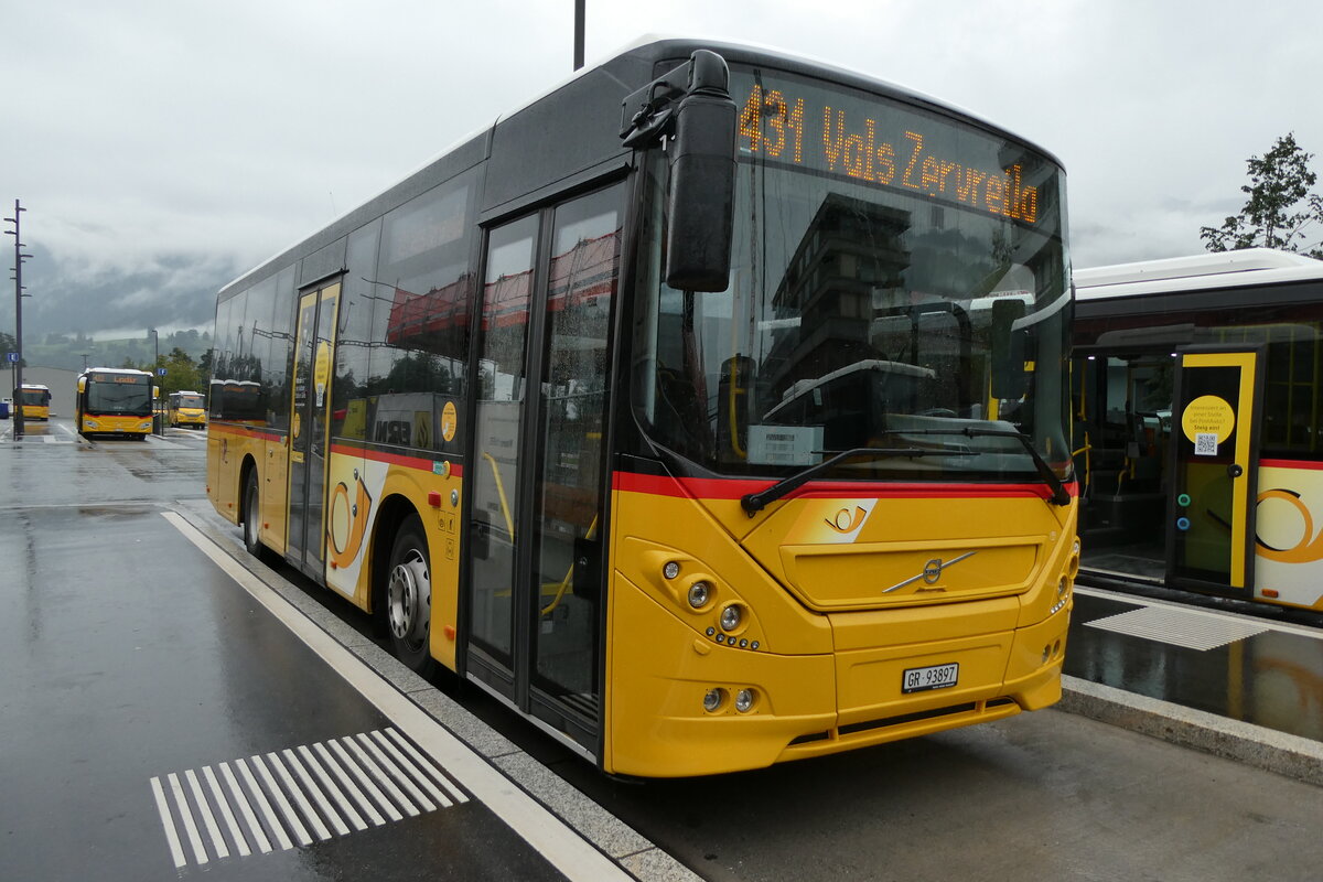 (280'120) - PostAuto Graubnden - GR 93'897/PID 11'240 - Volvo (ex Nr. 13; ex Fontana, Ilanz Nr. 13; ex Bundi, Disentis) am 9. September 2025 beim Bahnhof Ilanz
