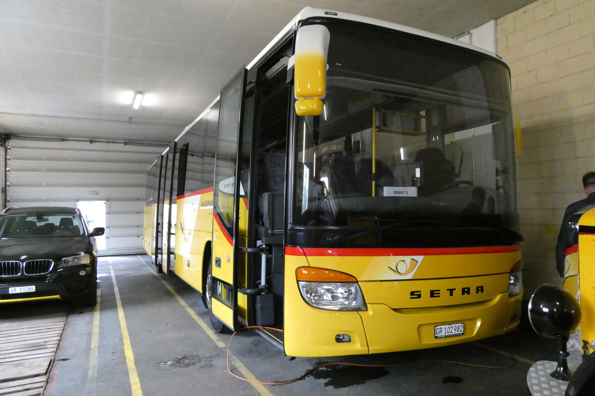 (280'233) - Bundi, Disentis - GR 102'982/PID 5619 - Setra am 10. September 2025 in Disentis, Garage