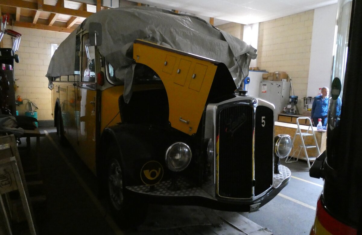 (280'244) - Solr&Fontana, Ilanz - Nr. 5 - Saurer/R&J am 10. September 2025 in Disentis, Garage Bundi (teilweise zugedeckt)