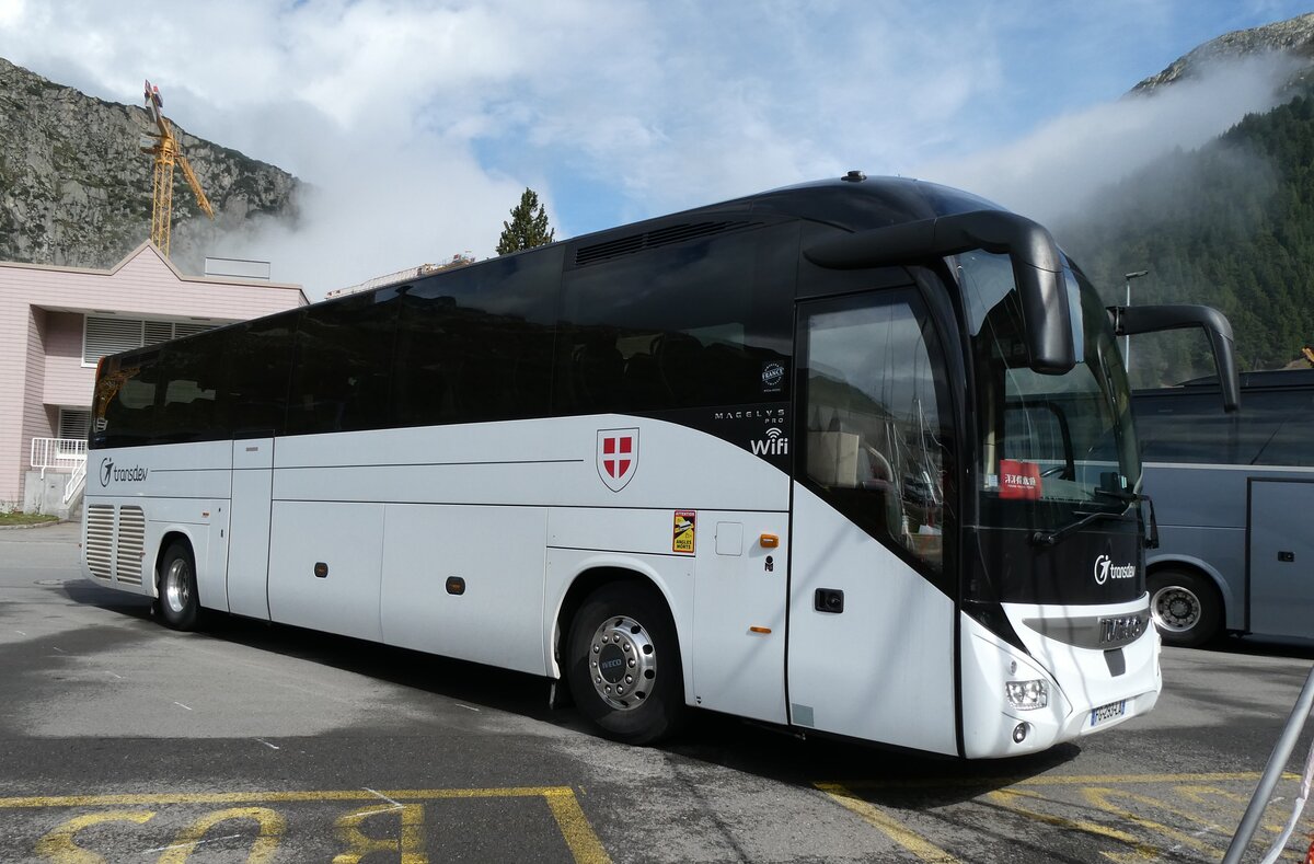 (280'251) - Aus Frankreich: Transdev, Annecy - FG 293 LA - Iveco am 10. September 2025 in Andermatt, Bahnhofplatz