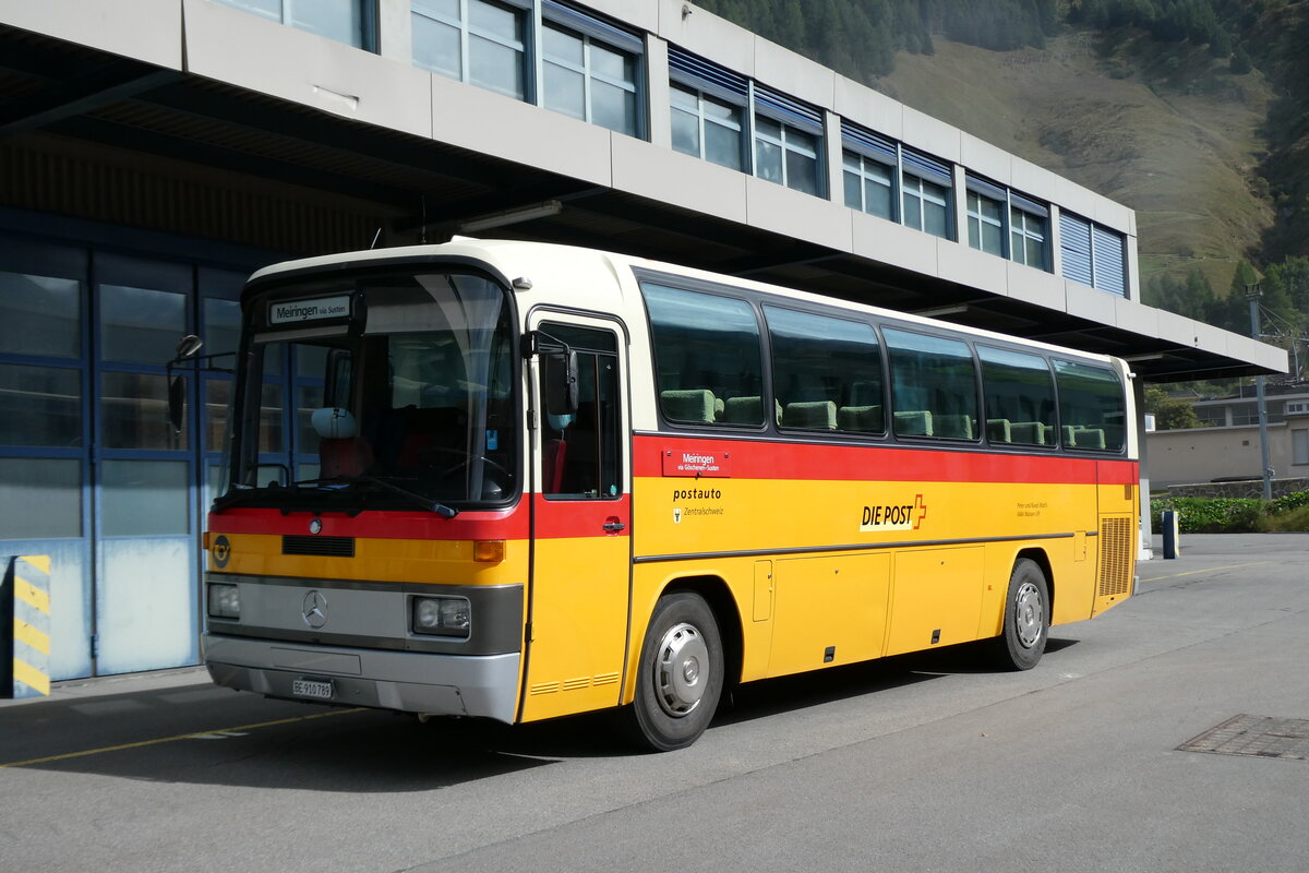(280'256) - Buzzi, Bern - BE 910'789 - Mercedes (ex Mattli, Wassen/PID 2295) am 10. September 2025 in Andermatt, Bahnhofplatz