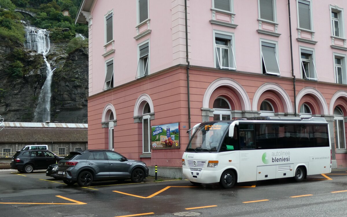 (280'332) - ABl Biasca - Nr. 17/TI 231'017 - Mercedes am 13. September 2025 beim Bahnhof Biasca