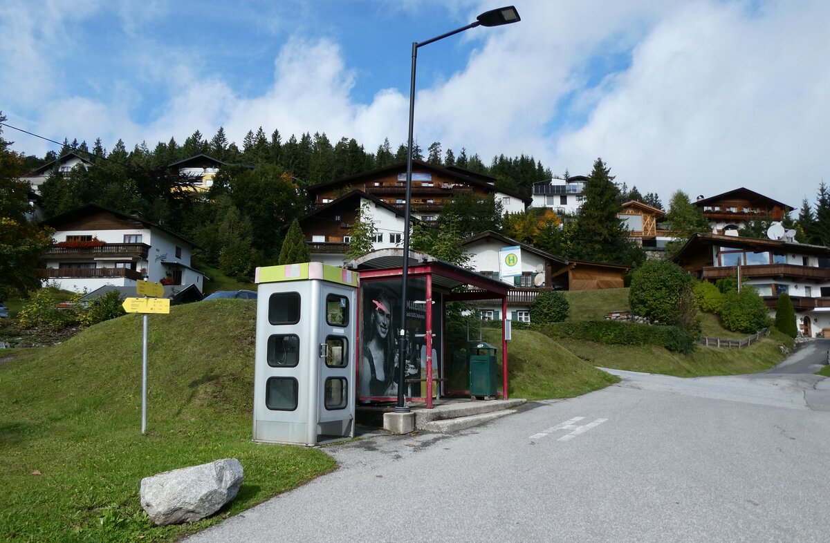 (280'430) - Bus-Haltestelle am 16. September 2025 in Seefeld, Hotel Metropol
