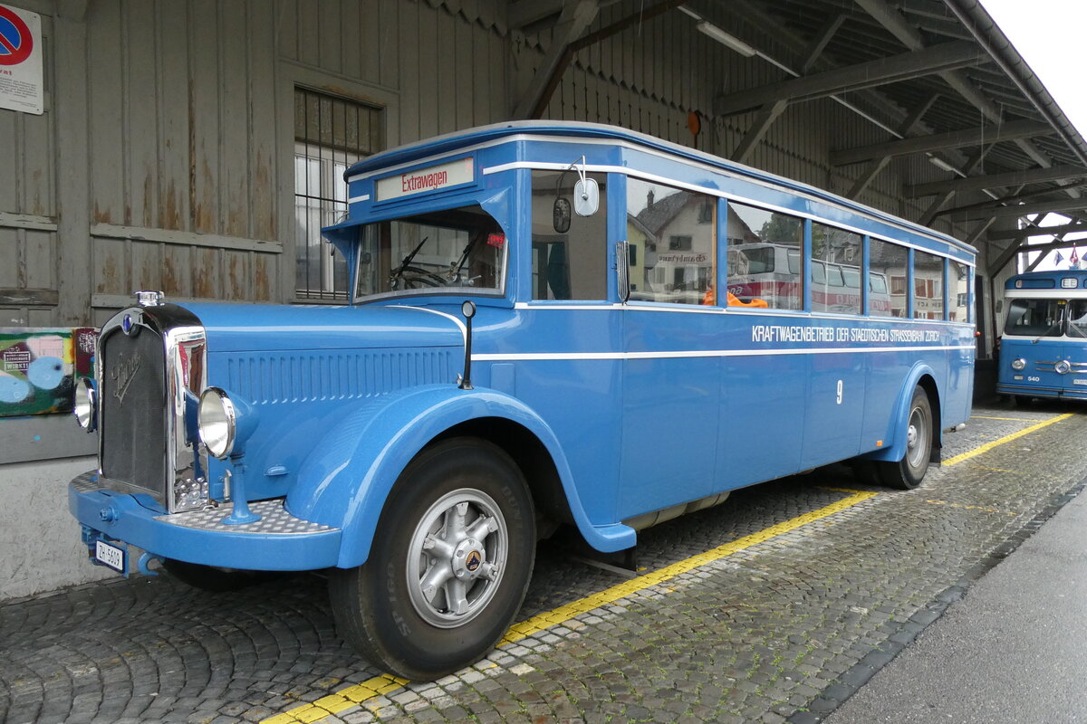 (280'692) - VBZ Zrich (TMZ) - Nr. 9/ZH 5609 - Saurer/SWS (ex Bamert, Wollerau; ex BBA Aarau Nr. 1; ex VBZ Zrich Nr. 209; ex VBZ Zrich Nr. 9) am 27. September 2025 beim Bahnhof Wdenswil 