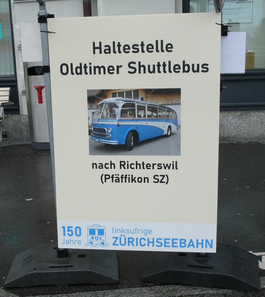(280'713) - Haltestelle Oldtimer Shuttlebus nach Richterswil (Pfffikon SZ) am 27. September 2025 beim Bahnhof Wdenswil 
