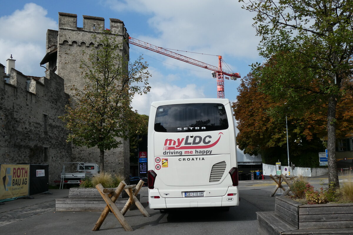 (280'850) - Aus Kroatien: Nikolic, Dulovac - DA 218-HM - Setra am 1. Oktober 2025 in Thun, Berntorplatz
