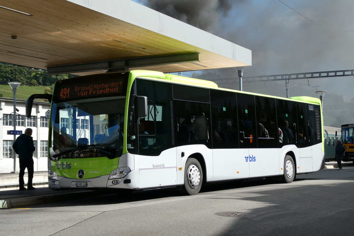 (280'951) - Busland, Burgdorf - Nr. 136/BE 901'136 - Mercedes am 4. Oktober 2025 beim Bahnhof Huttwil