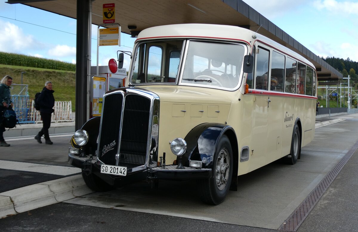 (281'009) - Steiner, Messen - SO 20'142 - Berna/Hess (ex Brtschi, Biberen) am 5. Oktober 2025 beim Bahnhof Biglen