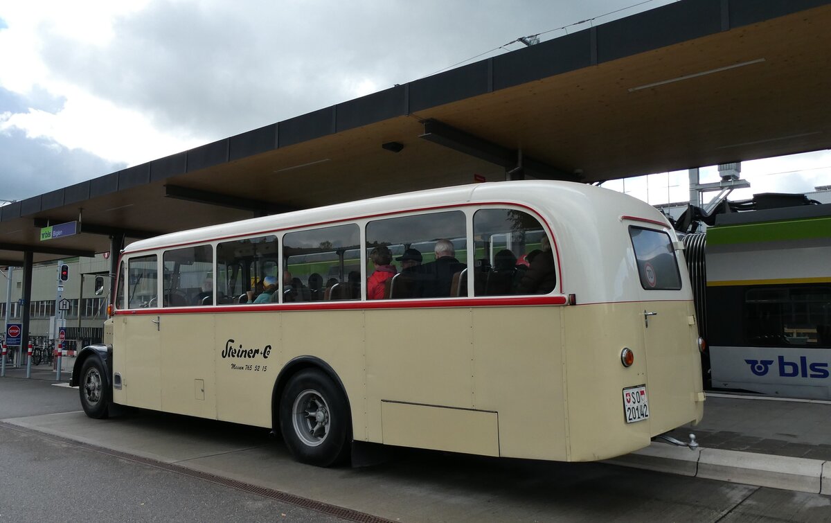 (281'011) - Steiner, Messen - SO 20'142 - Berna/Hess (ex Brtschi, Biberen) am 5. Oktober 2025 beim Bahnhof Biglen
