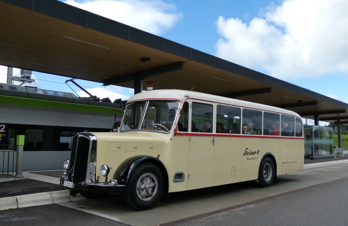 (281'012) - Steiner, Messen - SO 20'142 - Berna/Hess (ex Brtschi, Biberen) am 5. Oktober 2025 beim Bahnhof Biglen