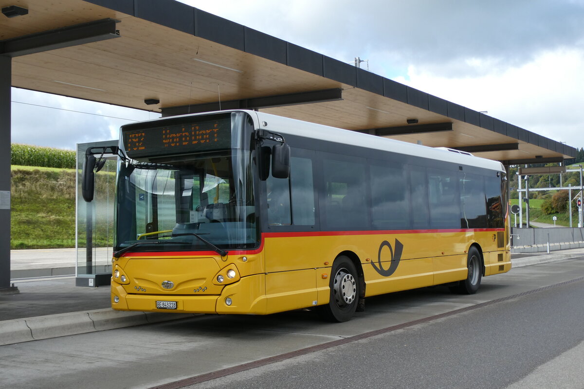 (281'018) - PostAuto Bern - Nr. 218/BE 843'218/PID 10'675 - Heuliez am 5. Oktober 2025 beim Bahnhof Biglen