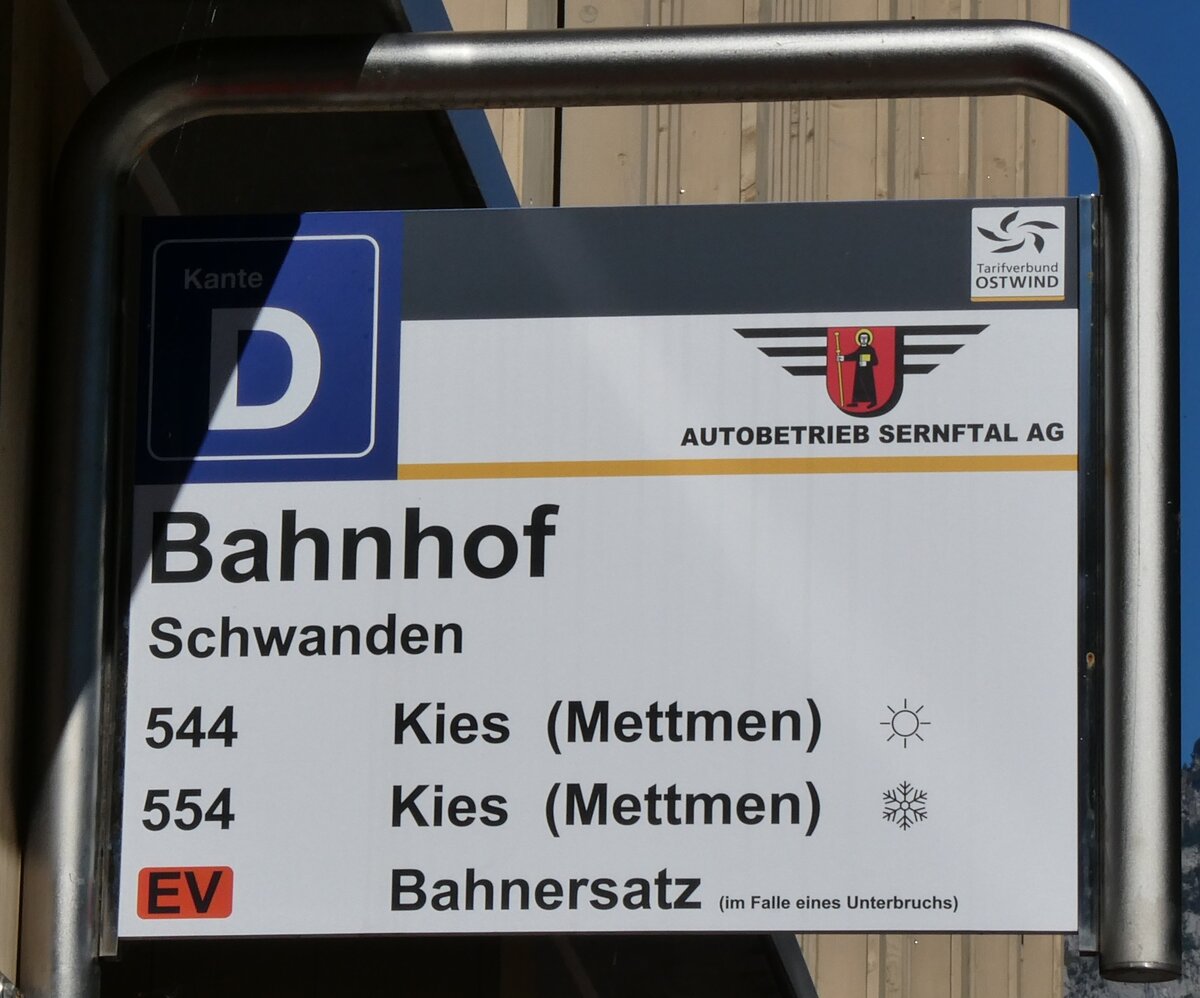 (281'056) - AUTOBETRIEB SERNFTAL-Haltestellenschild - Schwanden, Bahnhof - am 7. Oktober 2025