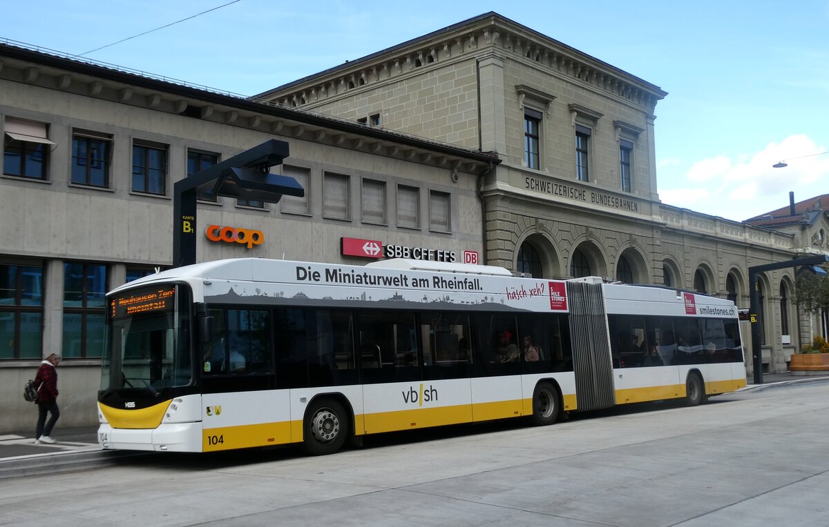 (281'897) - VBSH Schaffhausen - Nr. 104 - Hess/Hess Gelenktrolleybus am 30. Oktober 2025 beim Bahnhof Schaffhausen