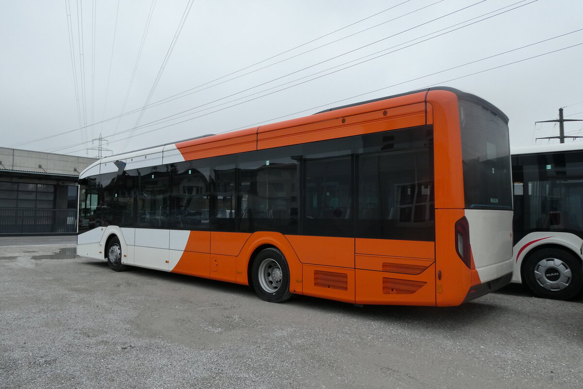 (281'982) - Genve-Tours, Genve - (3Z02) - eMAN am 1. November 2025 in Kerzers, Murtenstrasse