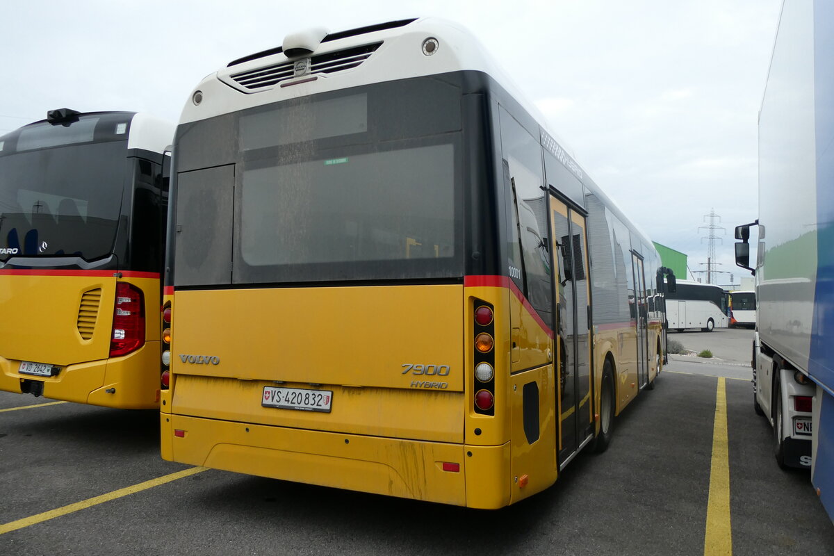 (282'002) - PostAuto Wallis - VS 420'832/PID 10'001 - Volvo (ex Nr. 74) am 1. November 2025 in Kerzers, Interbus